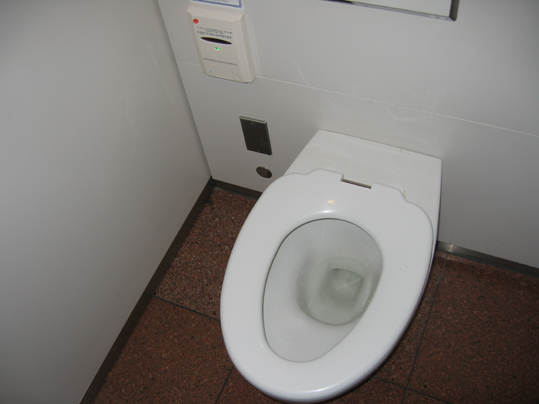 羽田空港のトイレ デコ親父はいつも減量中