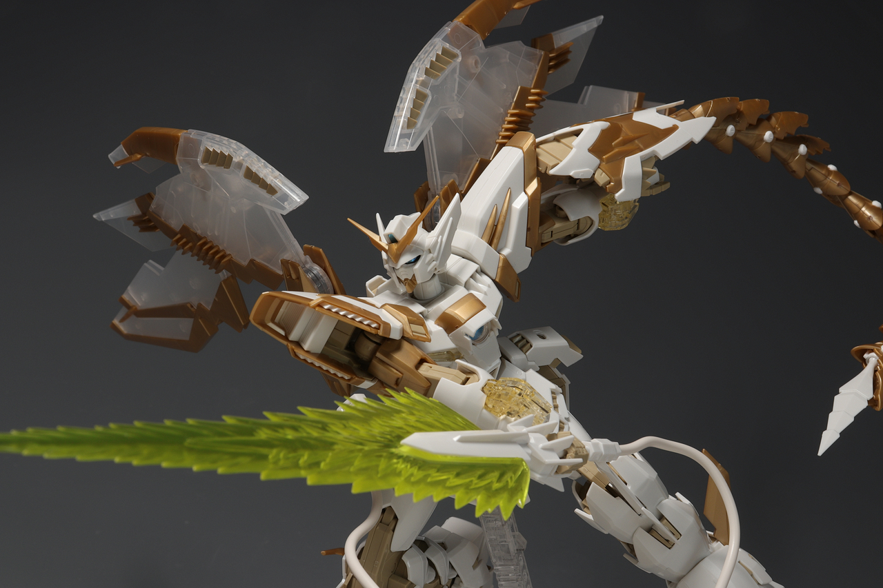MG ガンダムエピオン EW クリアホワイト　クロスコントラストカラー MG ガンダムエピオンEW ［CROSS CONTRAST COLORS / CLEAR WHITE