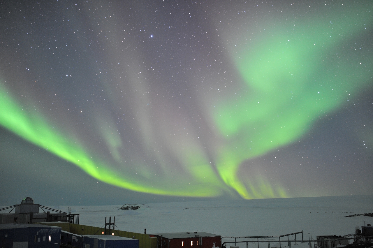 3月のオーロラ 第57次 機械隊の南極活動