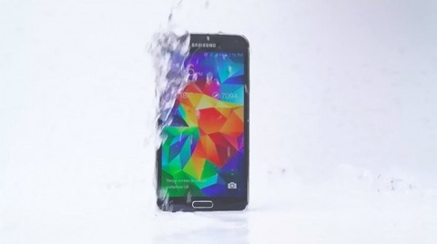 Galaxy-S5-ICe-Bucket-Challenge-ad-e1408734680295