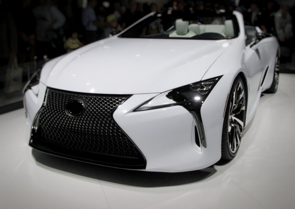 男 ここがレクサス店か 店員 ﾌﾟｰｸｽｸｽ 冷やかしは結構 男 100万円ｽｯ 匿名だって真剣