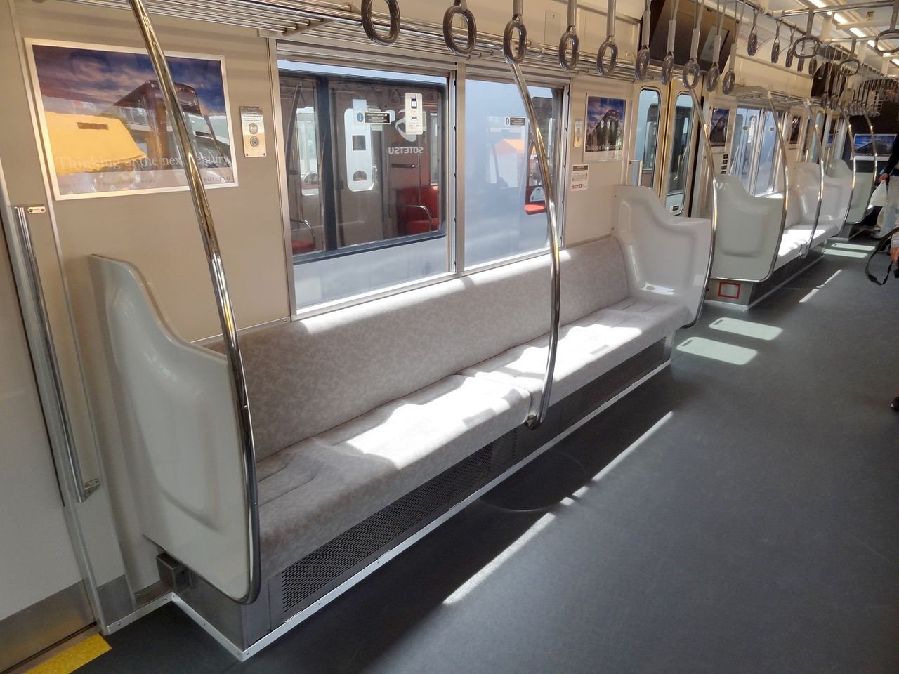 相模鉄道9000系リニューアル車（あの電車の車内を見よう） : レール