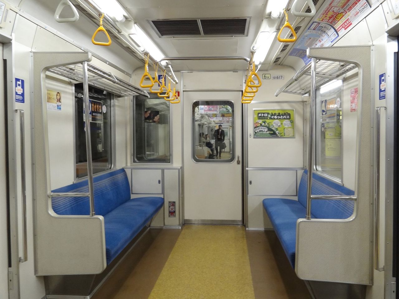 引退した東京メトロ「銀座線01系」が自販機に変身 車両銘板など