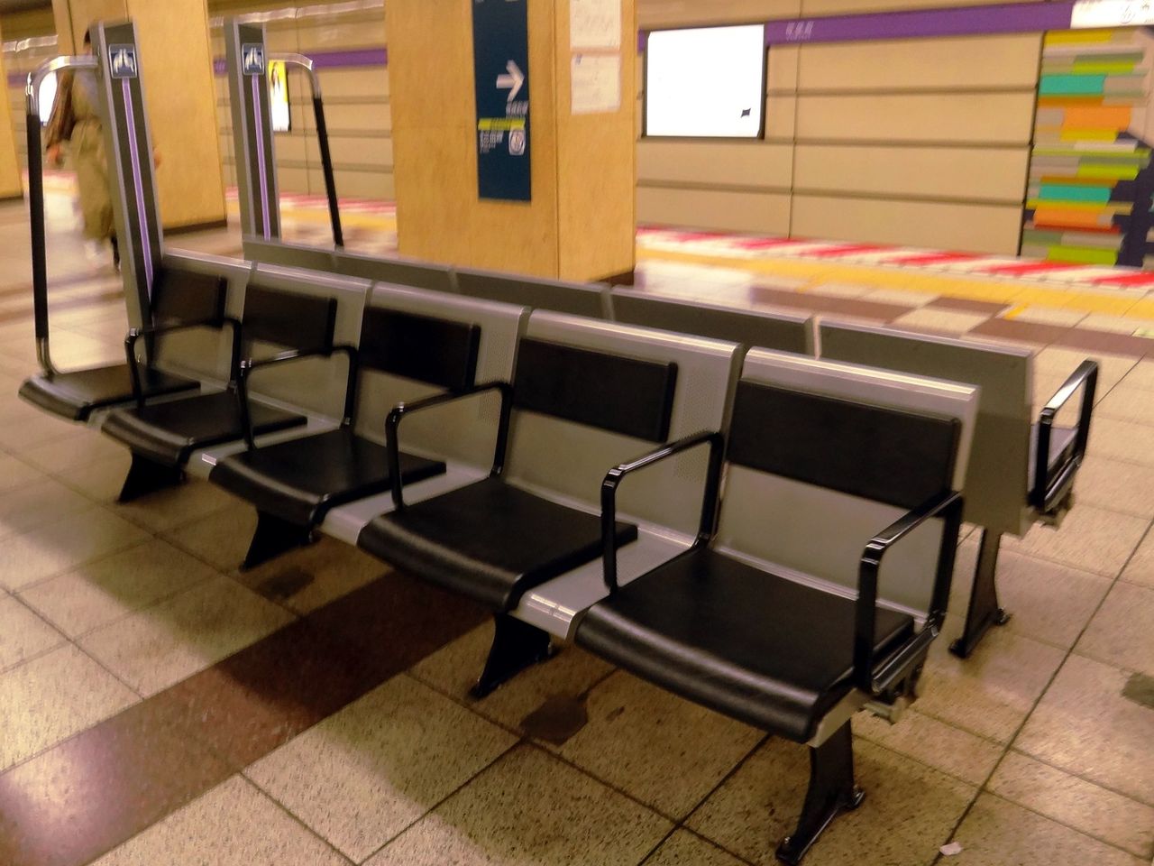 東京メトロ駅ベンチの新スタンダード レール Kq倶楽部