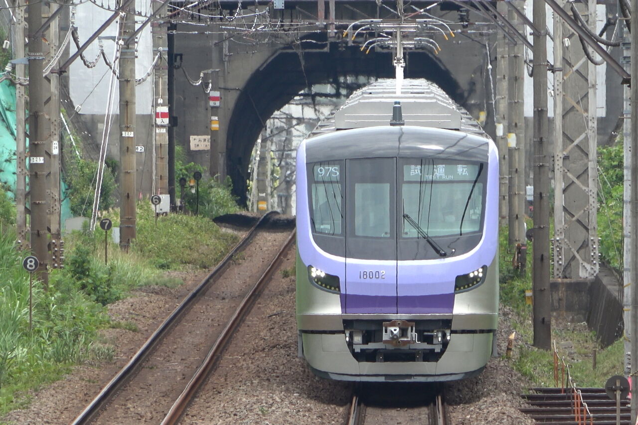 半蔵門 Tokyo Metro 18000 series debut - YouTube