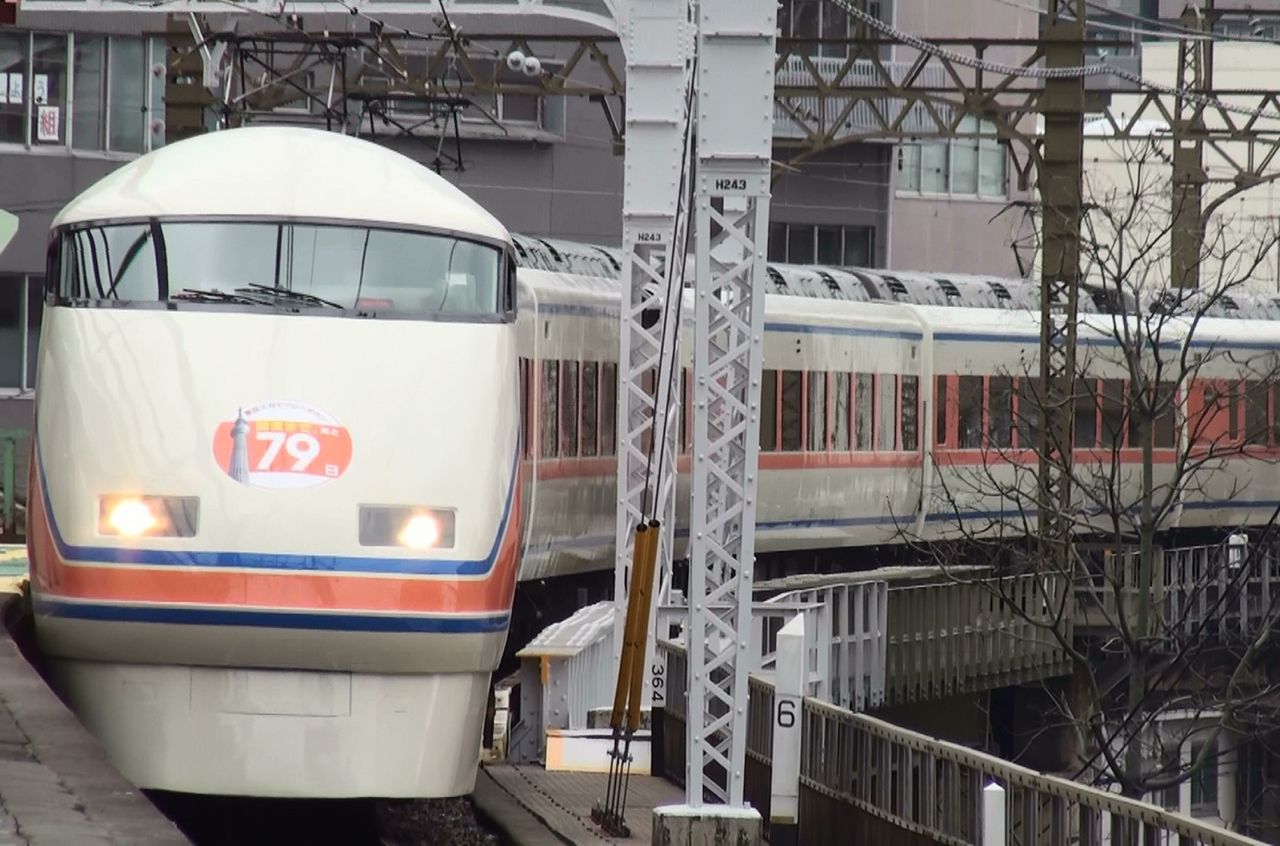 東武スペーシア「サニーコーラルオレンジ」デザイン車運行開始