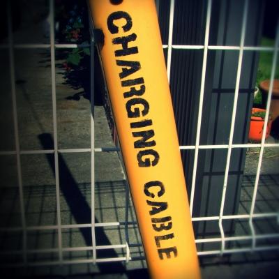 電柱から伸びているワイヤーの黄色いカバーにステンシルしてくれ Good Fellasへようこそ 電柱から伸びているワイヤーの黄色いカバーにステンシルしてくれ Good Fellasへようこそ