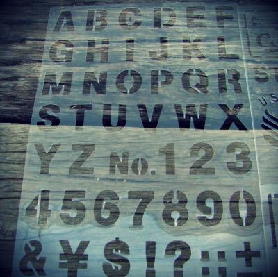 電柱から伸びているワイヤーの黄色いカバーにステンシルしてくれ Good Fellasへようこそ