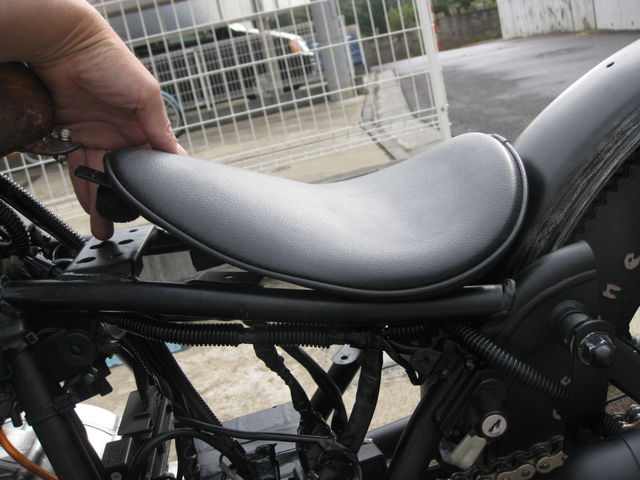 スタイル良し!スティード400.NC26ソロシート.サドルシート.ソロシートマウント付き ☆ 限定 送料無料 ☆ ローロングスタイル スティード400 メッキ綺麗 SU