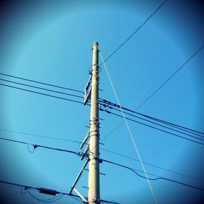 電柱から伸びているワイヤーの黄色いカバーにステンシルしてくれ Good Fellasへようこそ 電柱から伸びているワイヤーの黄色いカバーにステンシルしてくれ Good Fellasへようこそ