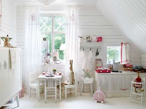 スカンジナビアンスタイルの白い子供部屋