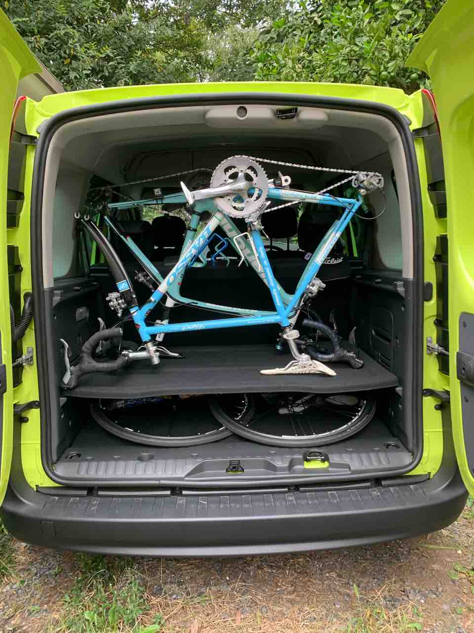 ルノーカングーにリアシート畳まないでロードバイク何台つめるかな 貧乏デザイナーの作業報告書