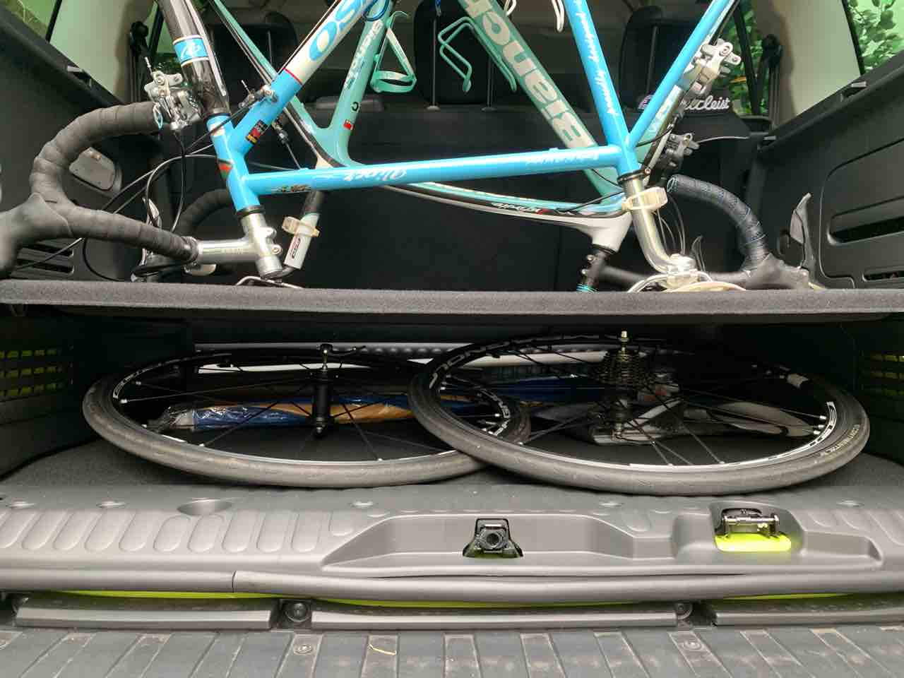 ルノーカングーにリアシート畳まないでロードバイク何台つめるかな 貧乏デザイナーの作業報告書