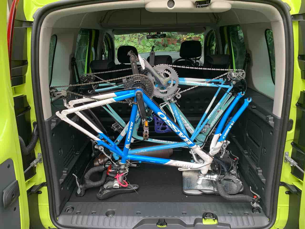 ルノーカングーにリアシート畳まないでロードバイク何台つめるかな 貧乏デザイナーの作業報告書