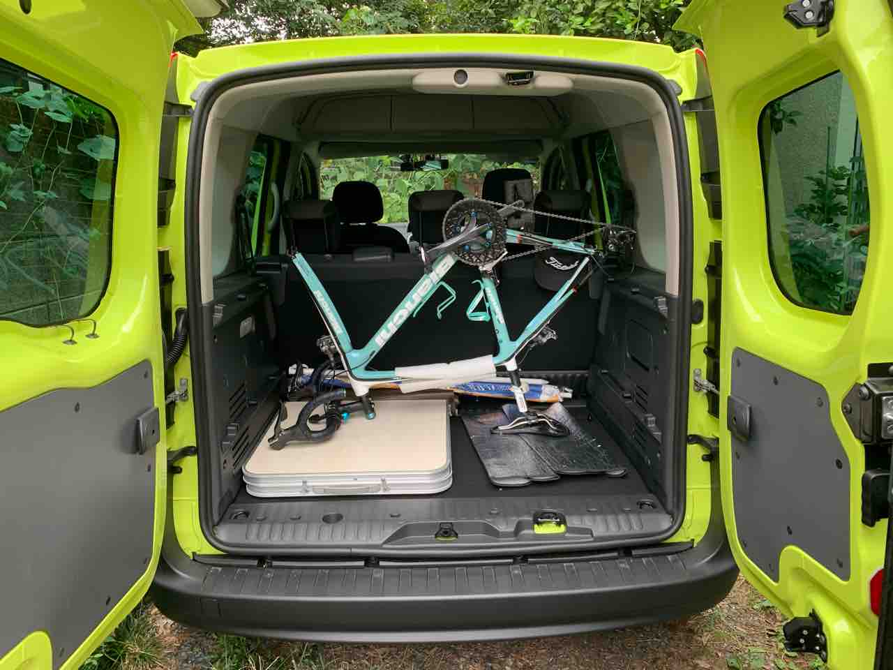 ルノーカングーにリアシート畳まないでロードバイク何台つめるかな 貧乏デザイナーの作業報告書