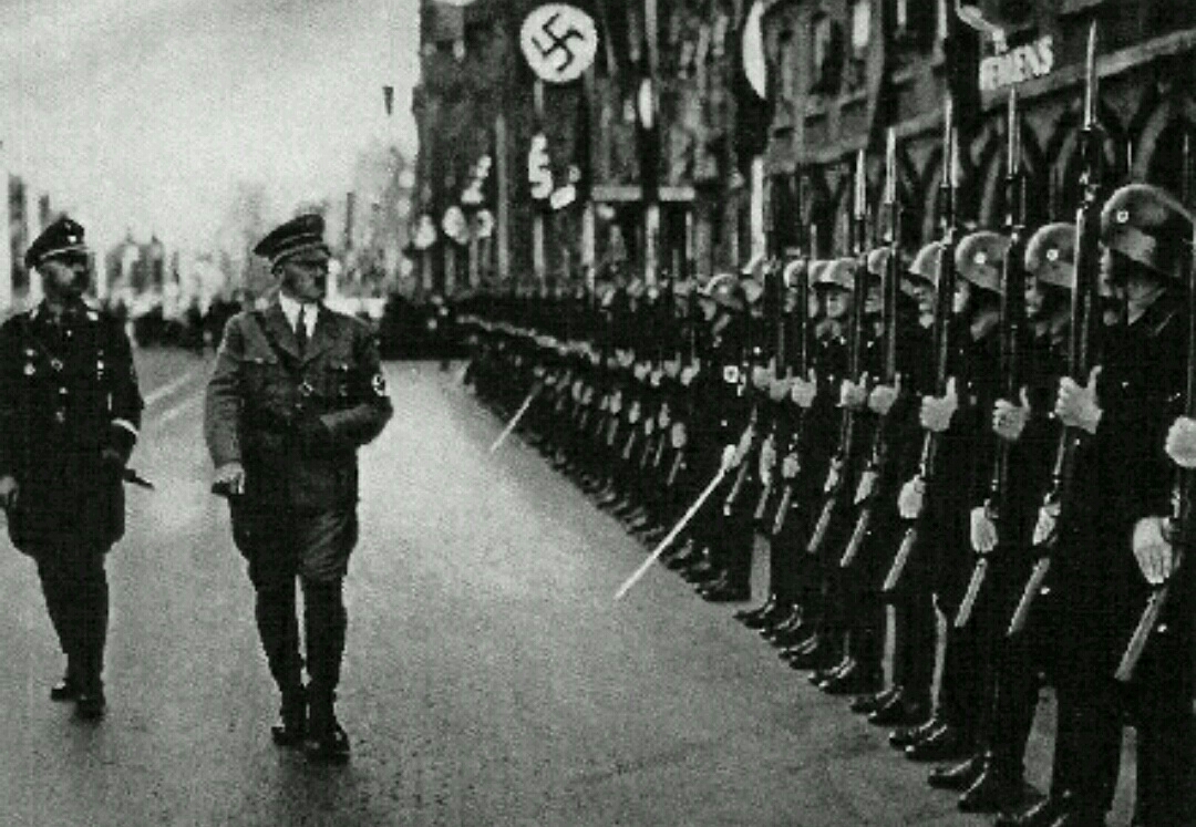 ムカデ人間と 人間の腰骨で作った椅子に座る男 独裁者ヒトラーの右腕 B級news