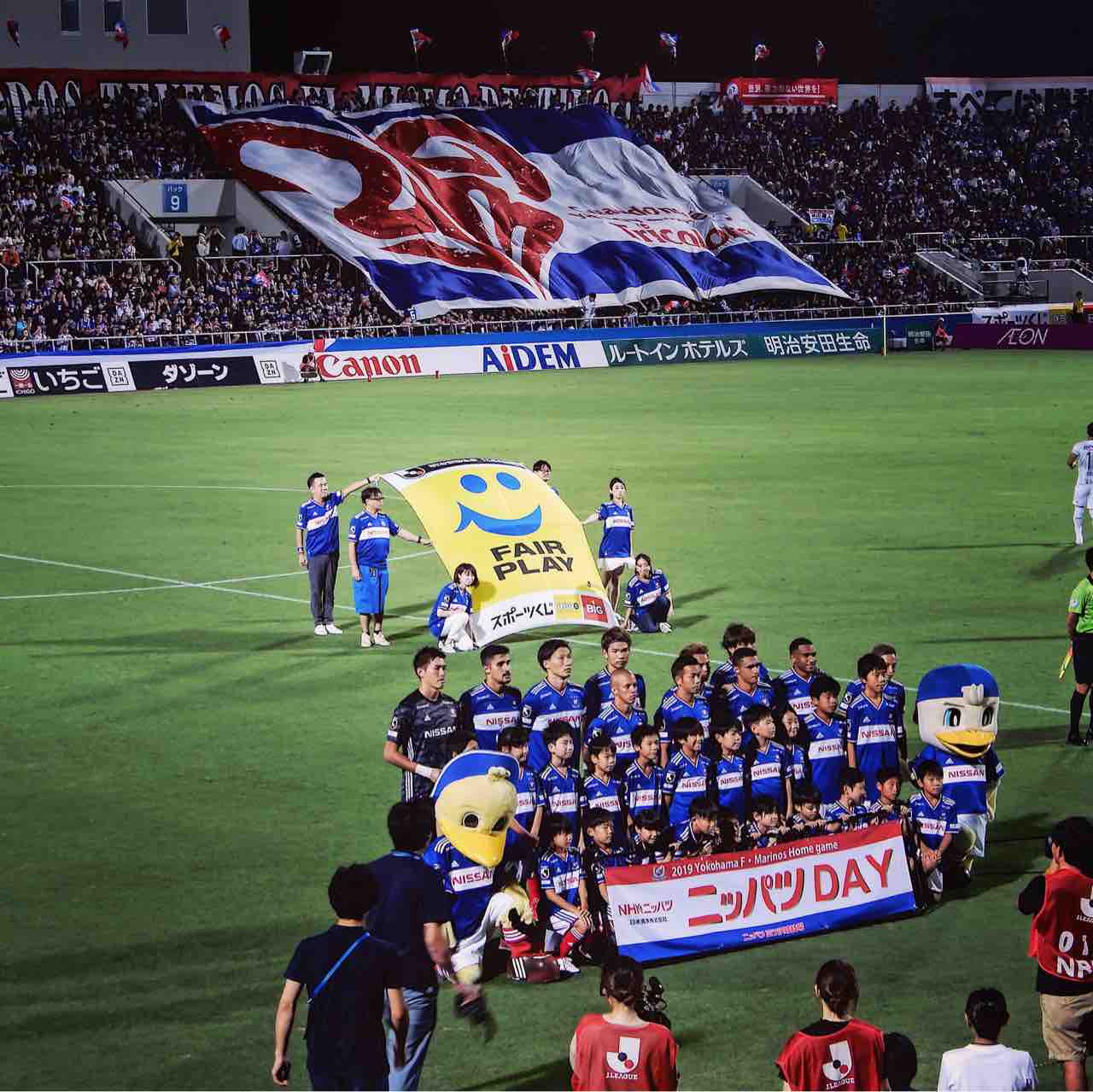 喜ぶティーラトンと祝福する選手たち マリノスの強さの理由がみえた 第25節 ガンバ大阪 トリコロールの旗のもと Dice Kのblog