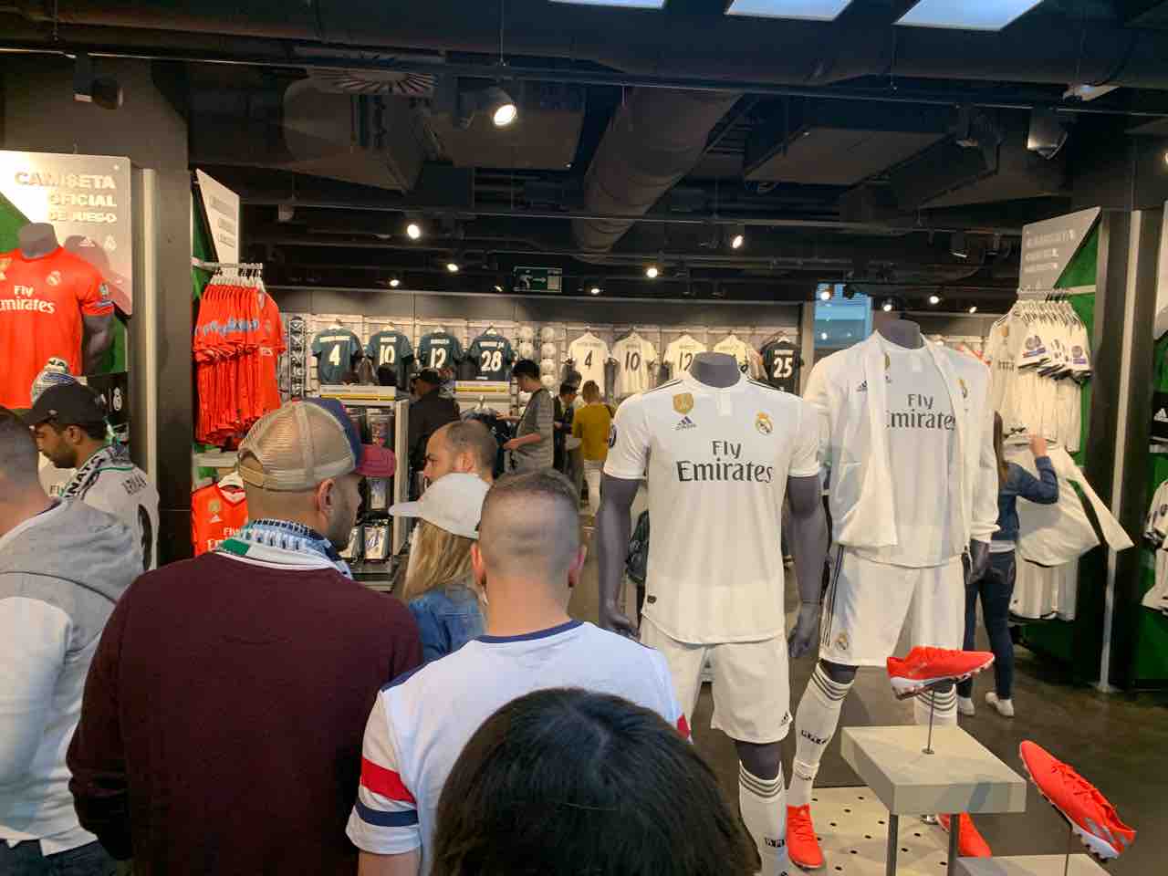 マリノスサポーターの私がスペインにサッカーを観に行った話 3 建英もプレーするかもしれないサンチャゴ ベルナベウってこんなとこ トリコロールの旗のもと Dice Kのblog