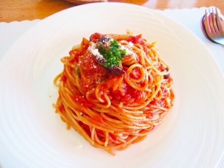 なぜ外食のパスタはこんなに高い？少ないのに1000円もするよな