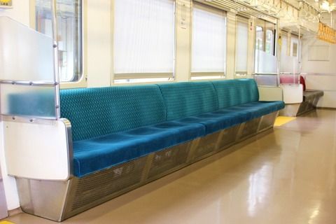 【悲報】電車ワイ、席を確保するも隣に劇臭デブが襲来し敢えなく撤退