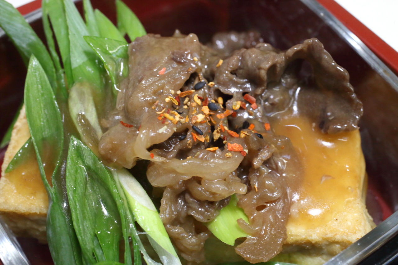 肉豆腐 スルメイカと里芋の煮付け 蕪のグラタン 納豆しのだ 万願寺とうがらしの土佐煮 ツルムラサキのワサビ和え 千切り長芋 なめこ味噌汁 今日の弁当問題