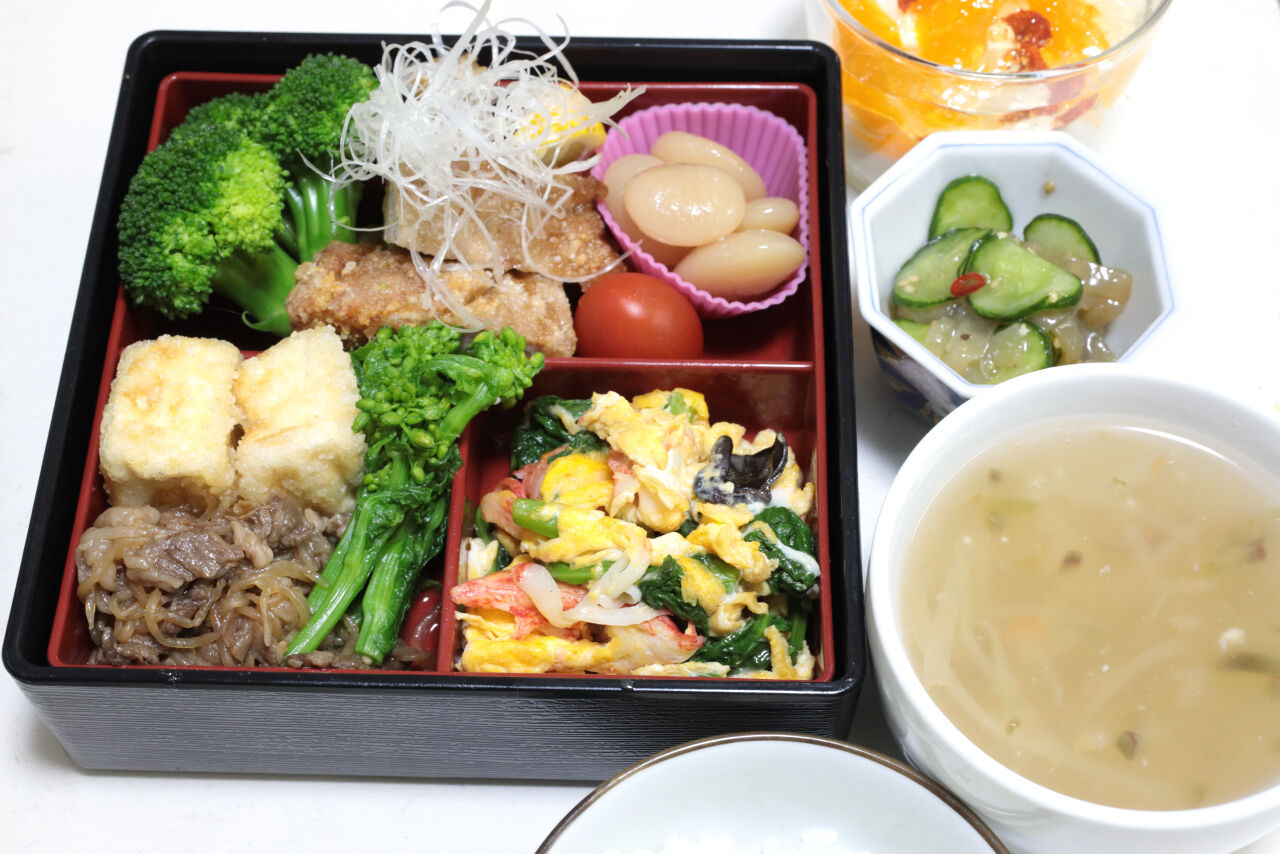 排骨肉 白髪ネギ 肉豆腐 菜の花おひたし かき菜の卵炒め Exオリーブオイルかけ くらげ胡瓜 白花豆 ザーサイスープ デコポン入りの杏仁ゼリー 今日の弁当問題