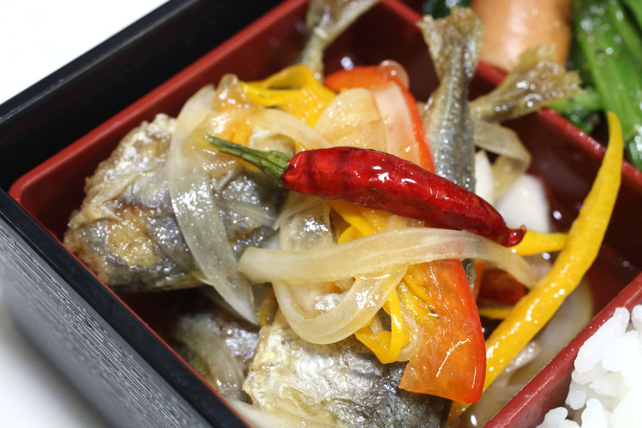 カレー風味の肉じゃが 地場産小アジと淡路島産新玉ねぎの南蛮漬け ホーレン草とソーセージのバターソテー 厚焼き玉子 地場産きゅうりと春雨のサラダ 今日の弁当問題