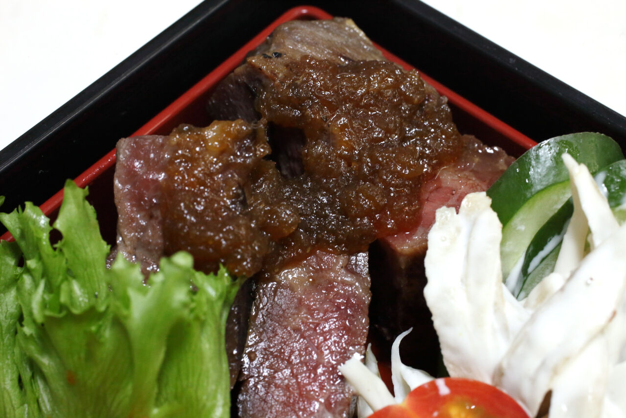 オージービーフの味噌漬け 新玉ねぎのソース エビチリ ごぼうサラダ きゅうりもみ 小松菜としめじの煮浸し 大学芋 今日の弁当問題 オージービーフの味噌漬け 新玉ねぎのソース エビチリ ごぼうサラダ きゅうりもみ 小松菜としめじの煮浸し 大学芋 今日の弁当問題