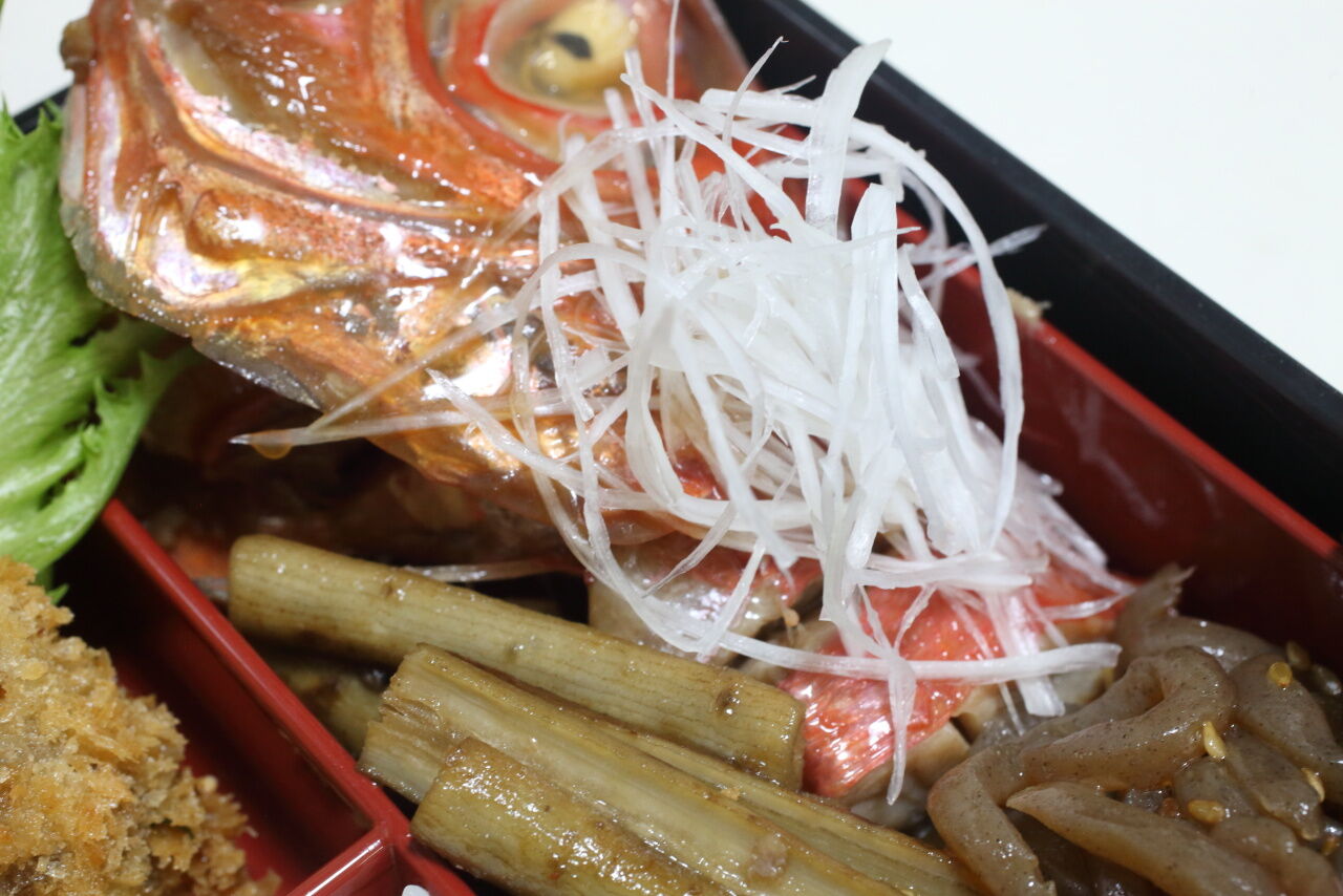 地物キンメの煮付け 牛肉の大葉巻きフライ なすの味噌炒め 新玉ねぎと牛李 ハムのサラダ ツキこんにゃくのきんぴら ちくわ磯辺揚げ 今日の弁当問題 地物キンメの煮付け 牛肉の大葉巻きフライ なすの味噌炒め 新玉ねぎと牛李 ハムのサラダ ツキこんにゃくのきんぴら ちくわ磯辺揚げ 今日の弁当問題