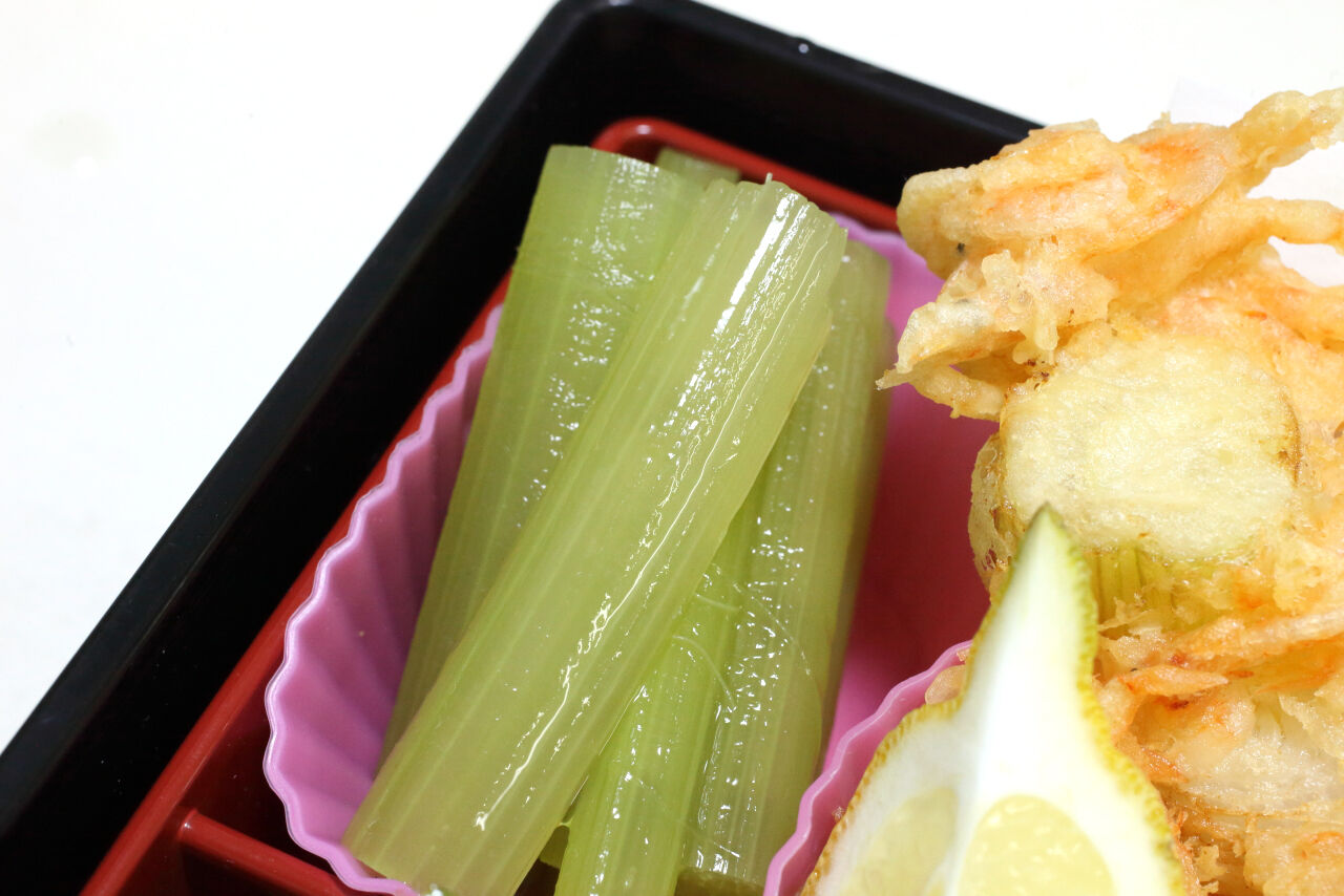 芝エビのかき揚げ フキの当座煮 カツオだしと鶏肉の和風マーボ豆腐 牡蠣と小松菜のxo醬炒め さつまいものレモン煮 今日の弁当問題