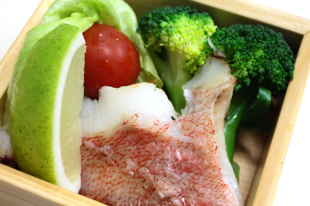 赤魚の粕漬け 肉豆腐 春菊の胡麻よごし ジャガイモのきんぴら 崎陽軒シュウマイ 温泉たまご 胡瓜と若布の酢の物 今日の弁当問題