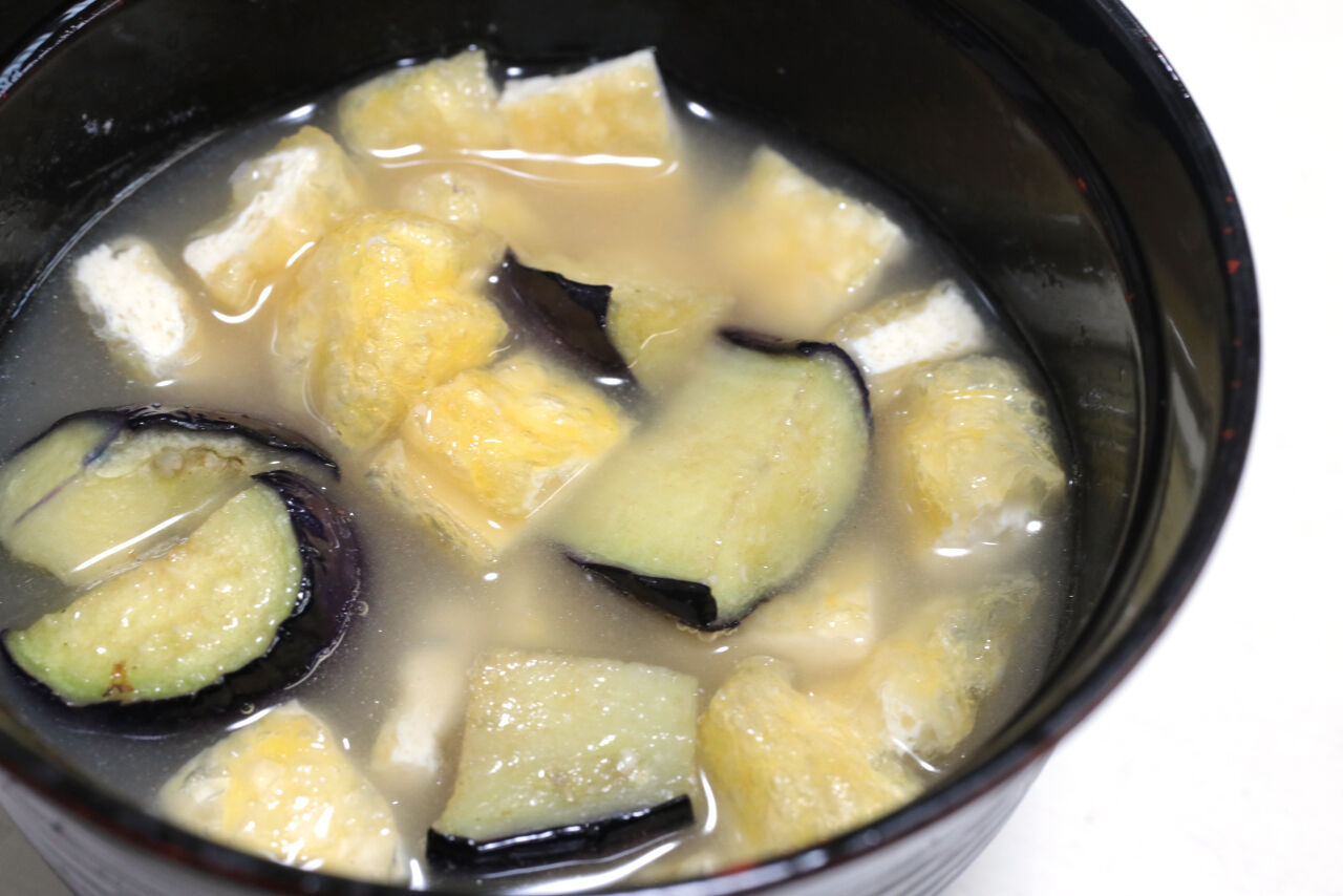 アンガス牛の薄切りステーキ 鮭とベーコンのフライ 地場産じゃがいものきんぴら カレー風味 ゴーヤちゃんブルー 地場産トマトとブロッコリーのサラダ ナスと 油揚げの味噌汁 今日の弁当問題 アンガス牛の薄切りステーキ 鮭とベーコンのフライ 地場産じゃがいものきんぴら カレー風味 ゴーヤちゃんブルー 地場産トマトとブロッコリーのサラダ ナスと 油揚げの味噌汁 今日の弁当問題