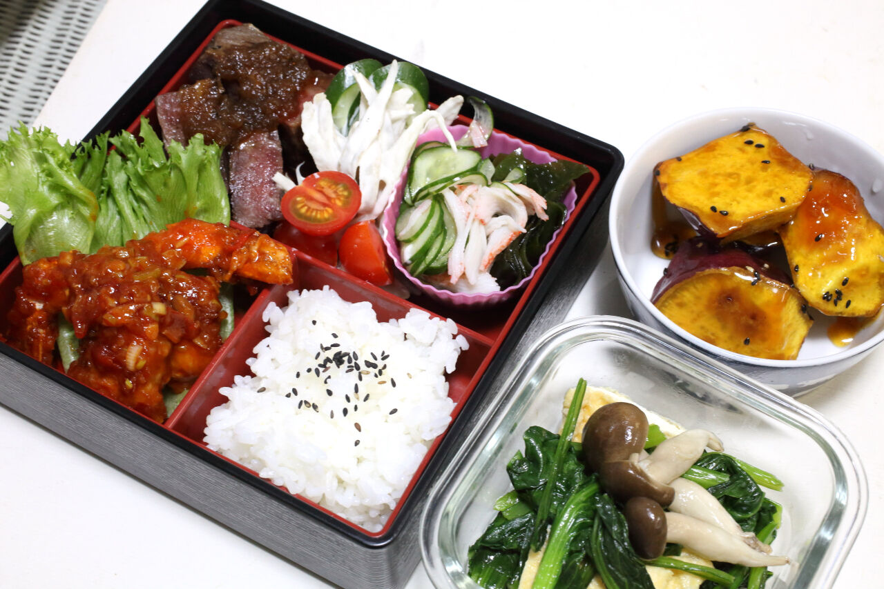 オージービーフの味噌漬け 新玉ねぎのソース エビチリ ごぼうサラダ きゅうりもみ 小松菜としめじの煮浸し 大学芋 今日の弁当問題 オージービーフの味噌漬け 新玉ねぎのソース エビチリ ごぼうサラダ きゅうりもみ 小松菜としめじの煮浸し 大学芋 今日の弁当問題