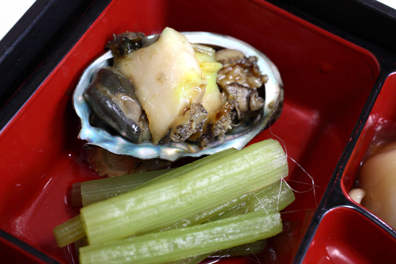 アワビの煮貝 蕗 鶏ハンバーグ かぶ含ませ煮 パンチェッタとゴルゴンゾーラ入り卵焼き ブロッコリーのお浸し 絹サヤの胡麻よごし 場菜と厚揚げの煮びたし めかぶトロロ 今日の弁当問題