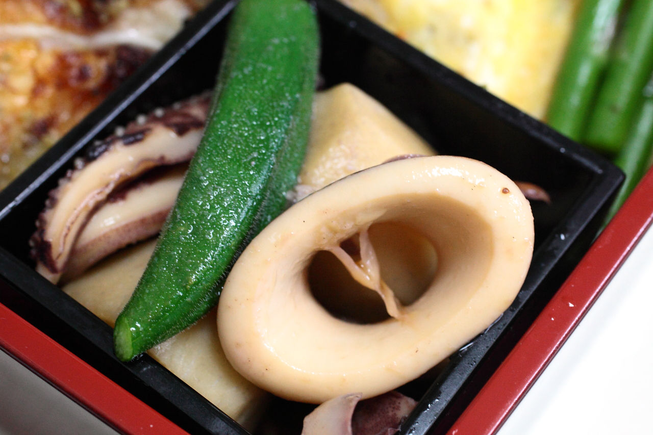 スルメイカとサトイモの煮付け アスパラガスのオムレツ 鶏もも肉のユズ胡椒焼き しらたきとレンコンのきんぴら 青梗菜のピリ辛お浸し 洋梨のコンポートとグレープフルーツゼリー 今日の弁当問題