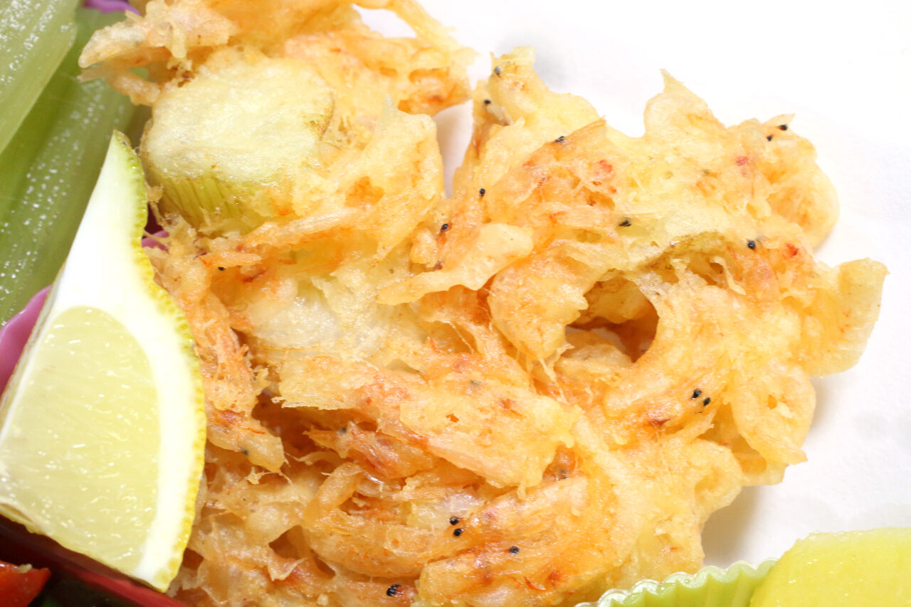 芝エビのかき揚げ フキの当座煮 カツオだしと鶏肉の和風マーボ豆腐 牡蠣と小松菜のxo醬炒め さつまいものレモン煮 今日の弁当問題