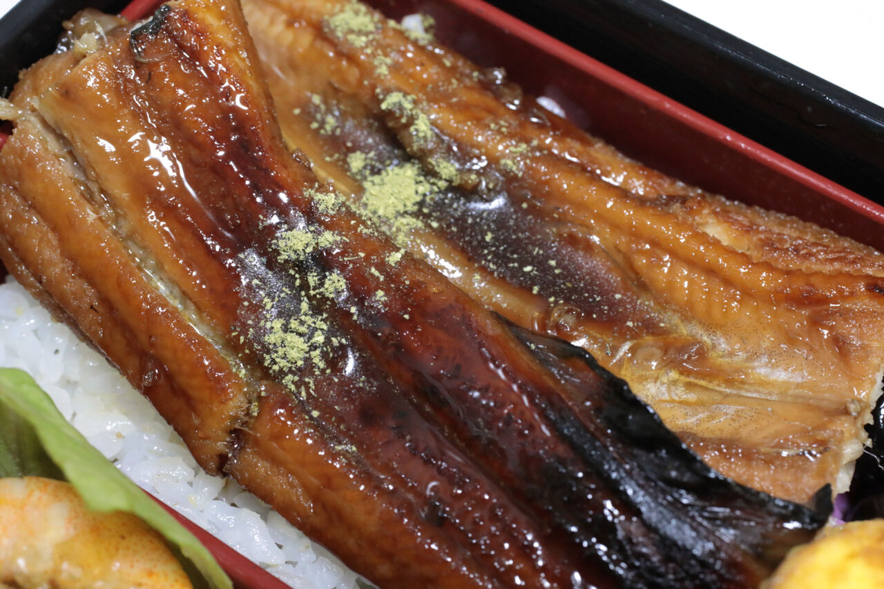 穴子弁当 芝海老の素揚げ 三浦大根のふろふき 柚味噌 コンニャクの炒り煮 春菊のおひたし 厚焼き玉子 山東菜とイワシの煮びたし 関東風黒豆 しじみ赤だし 今日の弁当問題 穴子弁当 芝海老の素揚げ 三浦大根のふろふき 柚味噌 コンニャクの炒り煮 春菊のおひたし 厚焼き玉子 山東菜とイワシの煮びたし 関東風黒豆 しじみ赤だし 今日の弁当問題