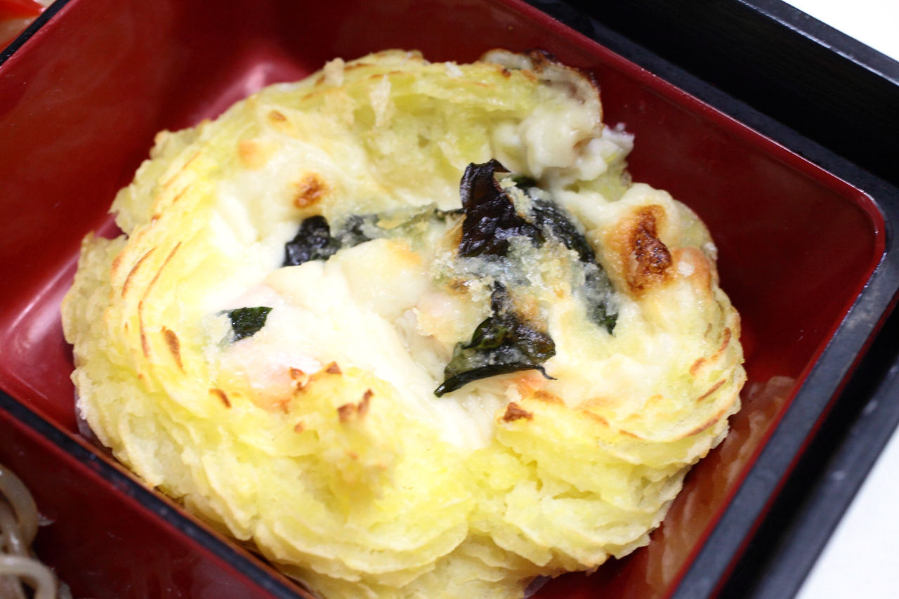 鮭とホーレン草のグラタン 帆立風かまぼこの青梗菜 エリンギの炒めもの マーボ豆腐 スナップエンドウの胡麻和え レンコンと白滝のキンピラ さつま芋のあめだき サバのみそ煮 今日の弁当問題