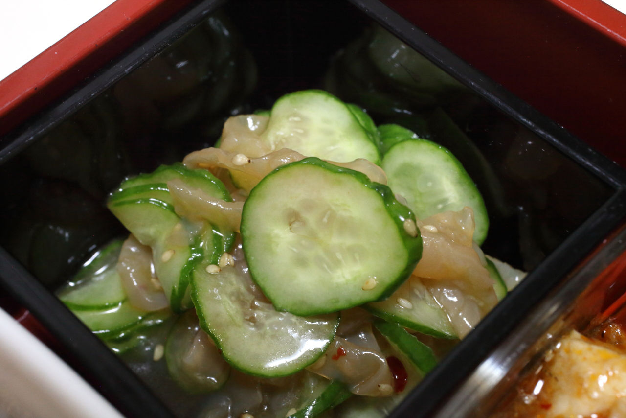 マーボ豆腐 アスパラガスと生木耳の玉子炒め 胡瓜とクラゲの酢の物 豆もやし 大根サラダ ザーサイスープ 今日の弁当問題