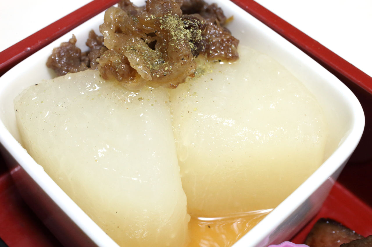 ちらし寿司 三浦大根のふろふき 牛肉当座煮添え イチボの一口ステーキ 葉にんにくのバター炒め ふきの煮浸し 芝海老の素揚げ 今日の弁当問題