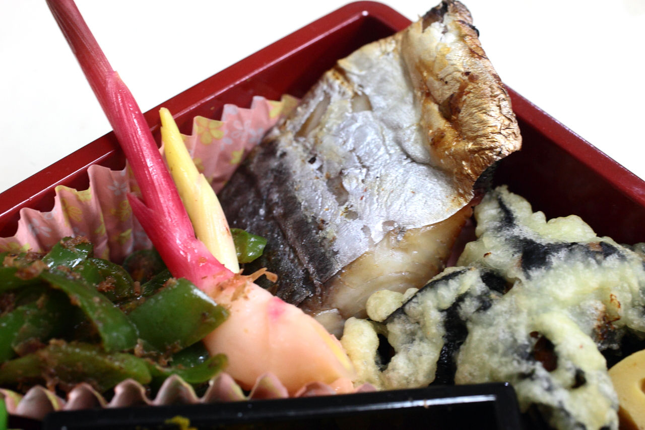 三浦トマトと島豆腐のカプレーゼ風 骨つきバラ肉とゴーヤの煮物 三浦かぼちゃの煮付け 長井産さわらの西京漬 ピーマンの土佐煮 納豆の磯辺揚げ 卵焼き 凍り豆腐の煮物 今日の弁当問題 三浦トマトと島豆腐のカプレーゼ風 骨つきバラ肉とゴーヤの煮物 三浦かぼちゃの煮付け 長井産さわらの西京漬 ピーマンの土佐煮 納豆の磯辺揚げ 卵焼き 凍り豆腐の煮物 今日の弁当問題