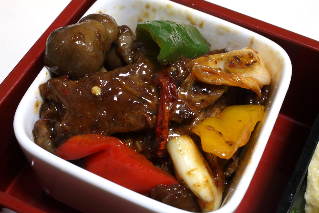 牛肉の四川風炒め 茹でイカともやしの甘酢和え 水菜と油揚げの煮浸し 三つ葉入りカニカマ玉 大学芋 搾菜スープ 今日の弁当問題