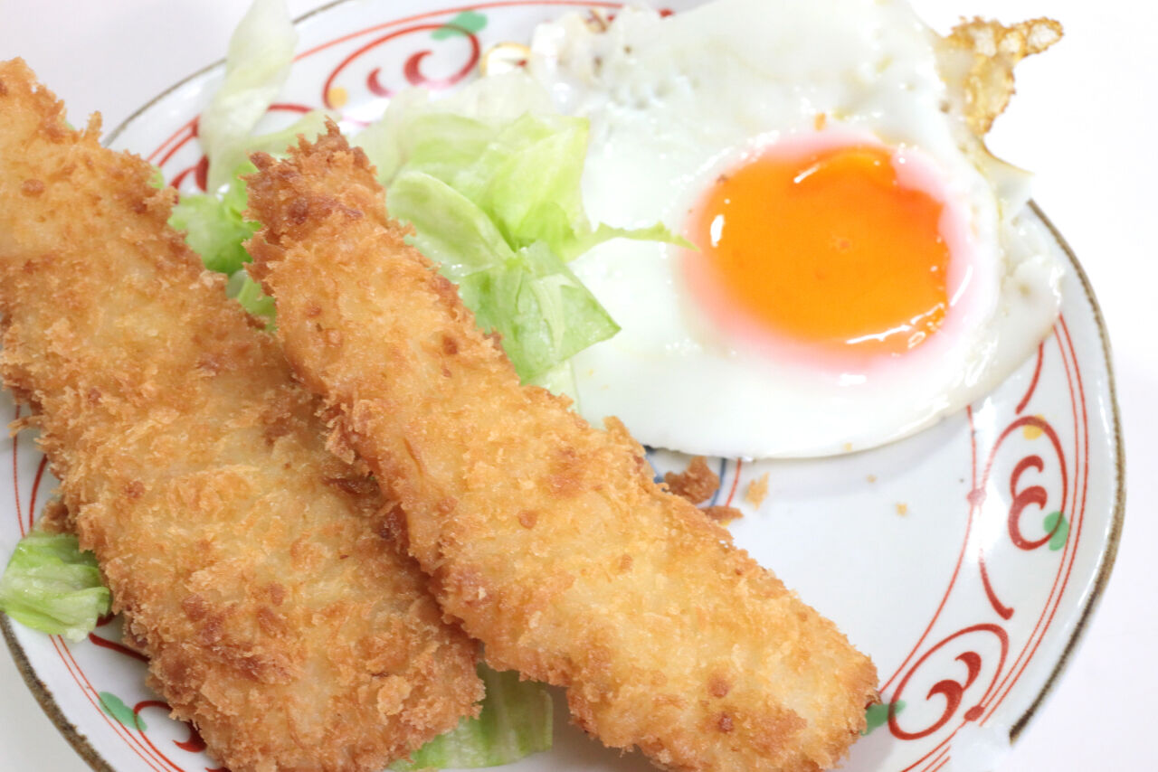 牛肉100 のロコモコ丼 目玉焼き だるまイカのフライ 地場産ナスの揚げ浸し チキンサラダ 豆腐とニラの味噌汁 白玉ズンダ 今日の弁当問題
