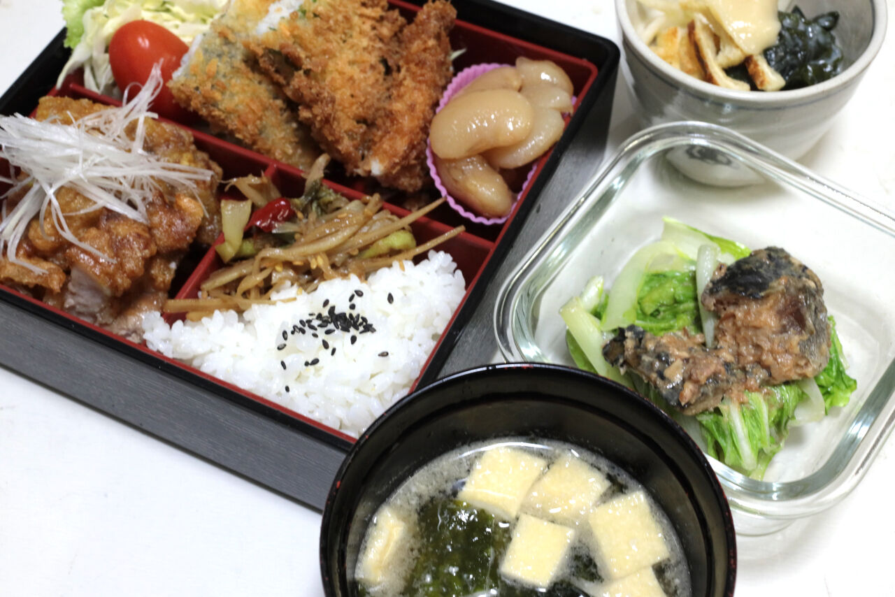 三浦産鯵のフライ 排骨肉 白髪ネギ 独活の皮のキンビラ 三浦産新若布と独活の酢味噌和え 山東菜とサバ味噌煮缶の煮びたし 三浦わかめと油揚げの味噌汁 今日の弁当問題 三浦産鯵のフライ 排骨肉 白髪ネギ 独活の皮のキンビラ 三浦産新若布と独活の酢味噌和え 山東菜とサバ味噌煮缶の煮びたし 三浦わかめと油揚げの味噌汁 今日の弁当問題