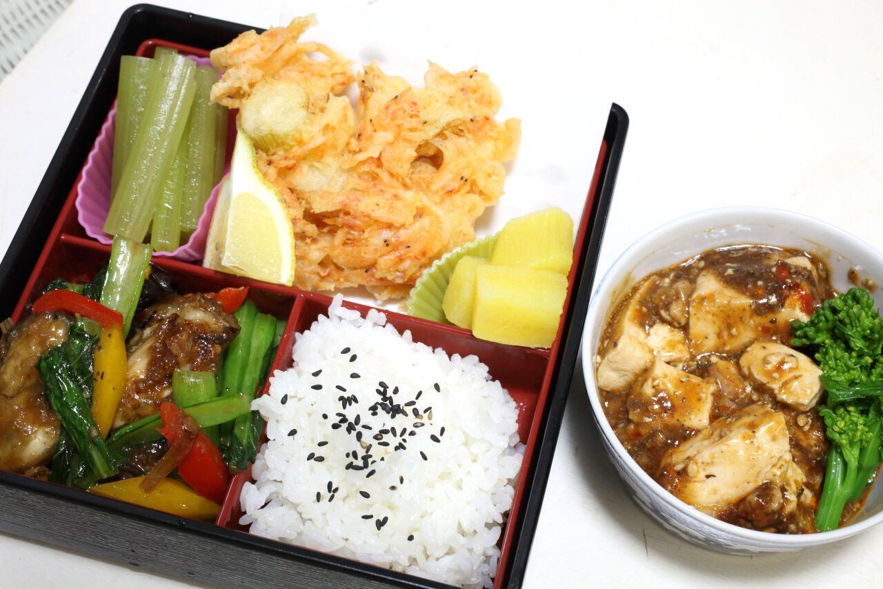 芝エビのかき揚げ フキの当座煮 カツオだしと鶏肉の和風マーボ豆腐 牡蠣と小松菜のxo醬炒め さつまいものレモン煮 今日の弁当問題