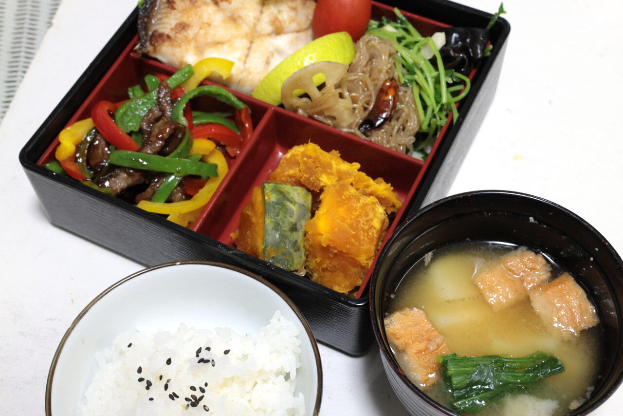 舌平目のバター醤油ソテー 青椒牛肉絲 白皮カボチャのバター煮 レンコンと白滝のキンピラ 豆苗のニンニク炒め 蕪と油麩の味噌汁 今日の弁当問題