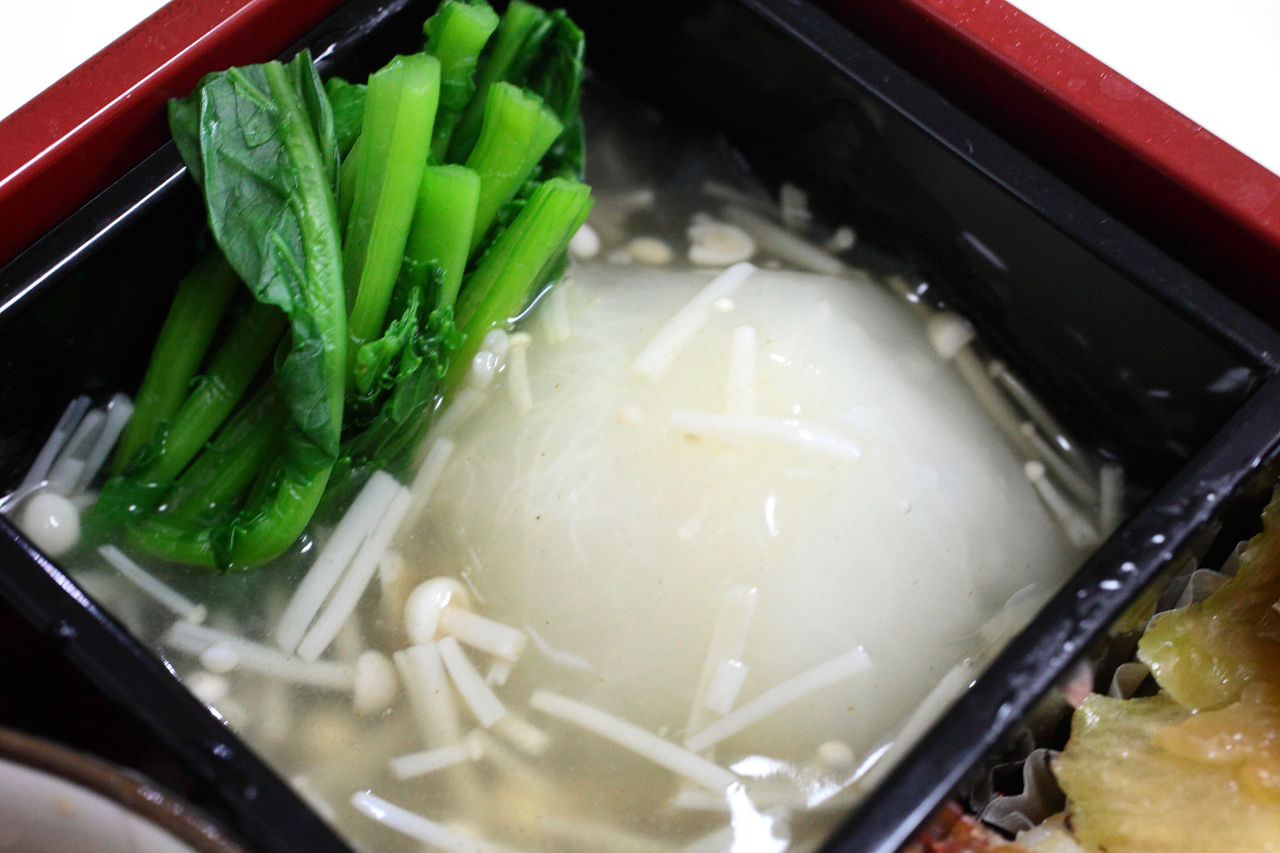 肉じゃが 赤魚の粕漬け セロリのきんぴら 蕪のエノキあんかけ 豆苗の卵とじ 山東菜とサケ缶の煮びたし 瀬戸田ネーブルとナタデココのゼリー寄せ 今日の弁当問題