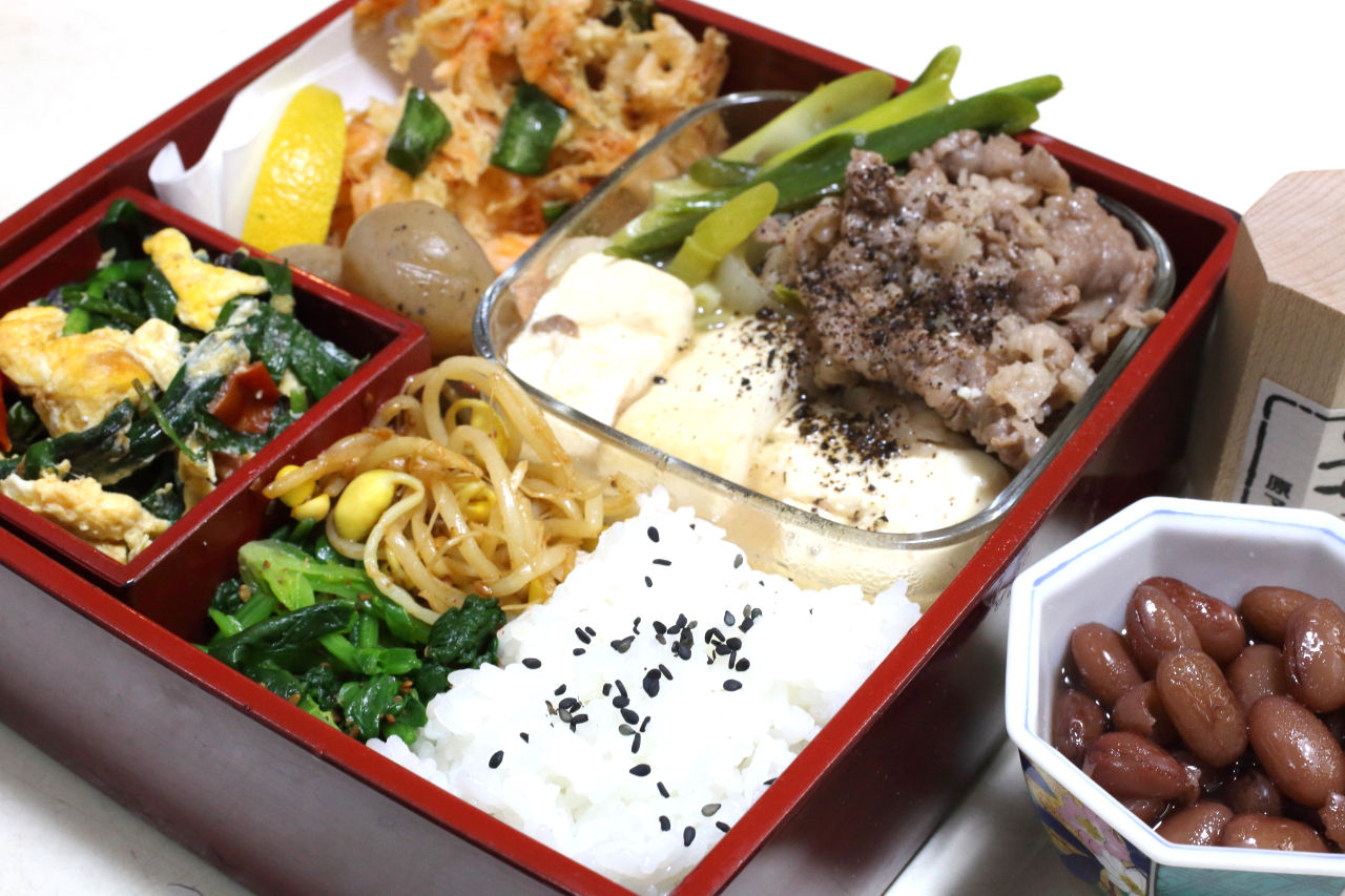 肉豆腐 桜海老と九条ネギのかき揚げ 玉こんにゃくのうま煮 ホーレンソウのナムル 豆もやし ニラとブチトマトの卵とじ 金時豆 今日の弁当問題