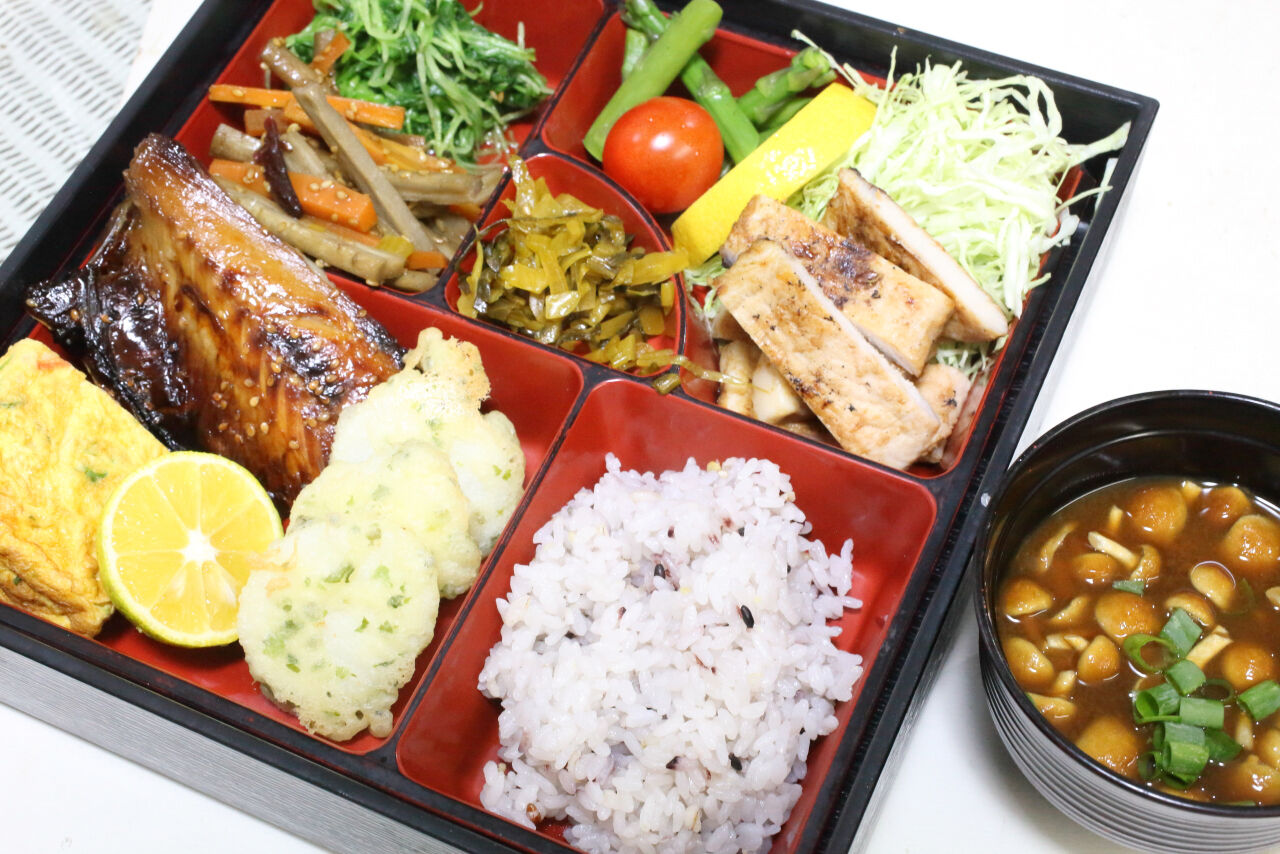 豚ロースの味噌漬け 鯖みりん干し 長芋の磯辺揚げ きんぴらごぼう 摘み菜のおひたし ネギとカニカマ入りの卵焼き なめこ赤だし 今日の弁当問題 豚ロースの味噌漬け 鯖みりん干し 長芋の磯辺揚げ きんぴらごぼう 摘み菜のおひたし ネギとカニカマ入りの卵焼き なめこ赤だし 今日の弁当問題