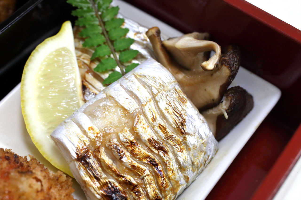 太刀魚の若狭焼き 海老フライ 新ジャガ 新玉ねぎのフライ 焼き豚とシナチクの和え物 えのき肉巻き 冷奴 今日の弁当問題 太刀魚の若狭焼き 海老フライ 新ジャガ 新玉ねぎのフライ 焼き豚とシナチクの和え物 えのき肉巻き 冷奴 今日の弁当問題